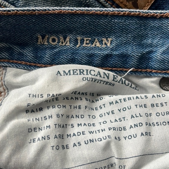 AMERICAN EAGLE light wash distressed high-rise Mom Jean - Picture 7 of 7